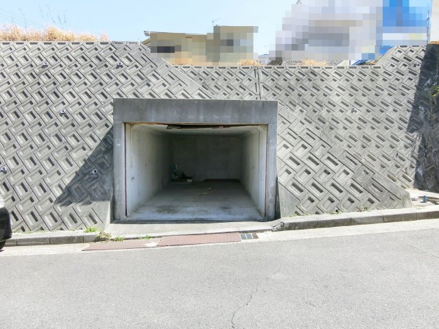 明石市朝霧東町2丁目 売土地の外観|堀込車庫部分　幅約3ｍ、高さ約2ｍ、奥行き約5.6ｍ
