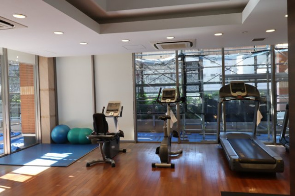 【その他共用部分】 | 【ウェルネスサロン】緑を眺めながらくつろげるソファや、トレーニング機器を設置。オープンテラスも！