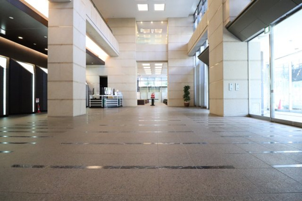 【エントランス】 | 【メインエントランスホール】天井高約8.7ｍ！3層吹き抜けの圧倒的なスケール感！荘厳で静謐な空間。