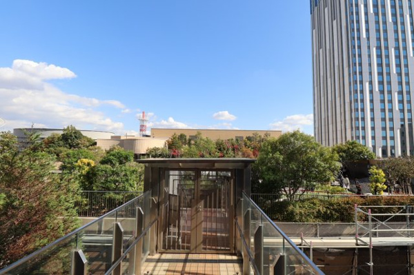 【その他共用部分】 | 【ガーデンブリッジ】なんばパークスのパークスガーデンへと繋がります。緑や花が織りなす美しい庭園風景！