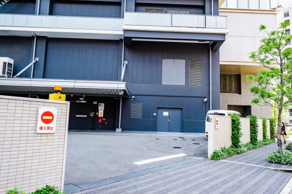 【駐車場】 | 【敷地内駐車場】きちんと整備されたきれいな駐車場です！十分な広さがあり、車の出し入れもスムーズ！