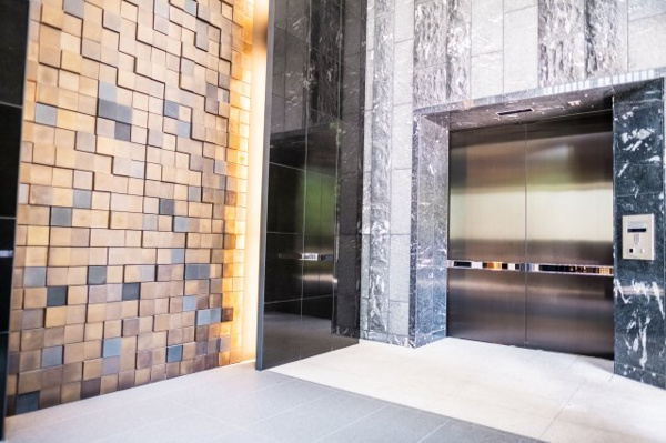 【エントランス】 | 【メインエントランス】伸びやかな二層吹き抜け。もちろんオートロックです！強固なセキュリティで安心！