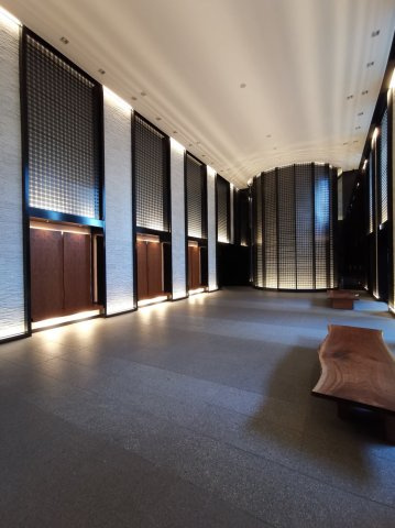 【エントランス】 | 【ネイチャーアートホール】重厚な佇まい。「光の壁」と、それに相対する列柱でシンメトリーな空間を構成。