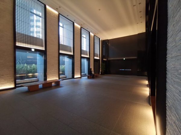 【エントランス】 | 【ネイチャーアートホール】中庭を覗き込む大きな窓、その上部から自然光がやさしく差し込みます！