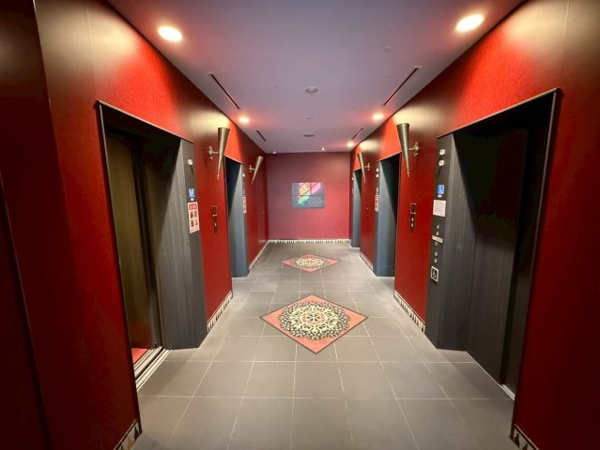 【その他共用部分】 | 【エレベーターホール】異国の雰囲気を感じさせる内装に、巧みなライティング！