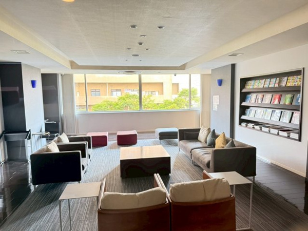 【その他共用部分】 | 【ライブラリー】ソファで寛ぎながら読書やインターネットを楽しめます。喫煙コーナーもございます！