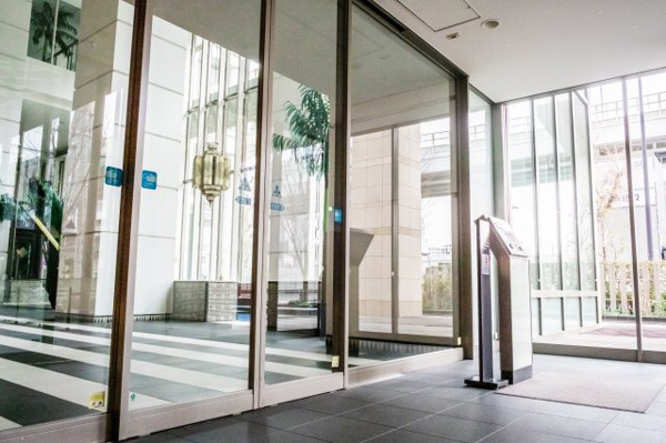 【エントランス】 | 【風除室】ガラス張りで開放感溢れるエントランス！もちろんオートロックです！強固なセキュリティで安心！