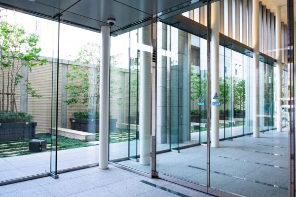 【エントランス】 | 【風除室】ガラス張りで開放感あふれる風除室です。窓の外にはシンフォニアスガーデンが広がっています！