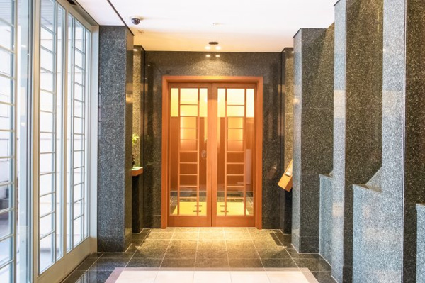 【エントランス】 | 【風除室】ホテルライクで上品な内装です。自然光が差し込む明るいエントランス！