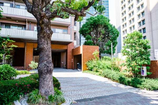 【周辺】 | 【カーアプローチ】奥へ進むと車寄せもあり、ホテルライクな空間設計となっています！