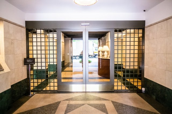 【エントランス】 | 【風除室】質感豊かなマテリアルで構成されたエントランス内部！もちろんオートロックです！
