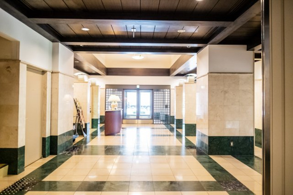 【エントランス】 | 【ホワイエ】床にあしらわれた大理石の模様貼りが美しい、クラシカルな雰囲気が漂う迎賓空間です！