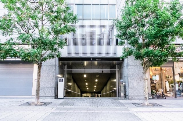 【駐車場】 | 【敷地内駐車場】きちんと整備されたきれいな駐車場です！十分な広さがあり、車の出し入れもスムーズ！