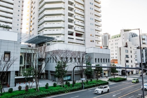 【周辺】 | 【周辺】マンションは大きな通りに面しており、車でも徒歩でもアクセスしやすい立地です！