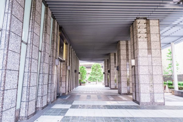 【エントランス】 | 【エントランス外観】広々としたピロティです！天井パーゴラから漏れる陽光が緑と心地よく調和しています。