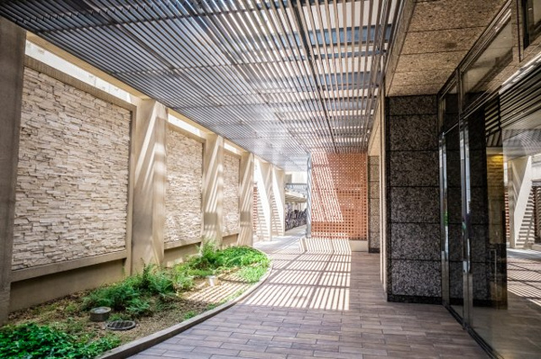 【エントランス】 | 【ガーデンテラス】リゾートのような雰囲気が漂う、エントランス横通路（テラス）です！