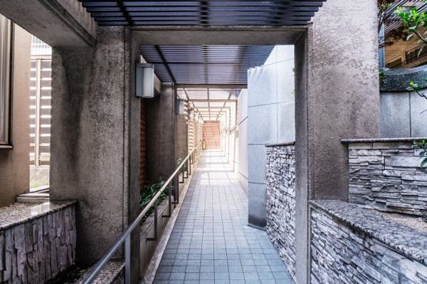 【エントランス】 | 【エントランス横スロープ】隠れ小路のような、プライベート感あふれる居住者専用通路です！