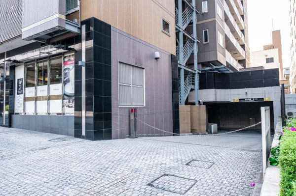 【駐車場】 | 【敷地内駐車場】155台のリモコンシャッター付き地下ガレージ！車の出し入れがスムーズな自走式です！