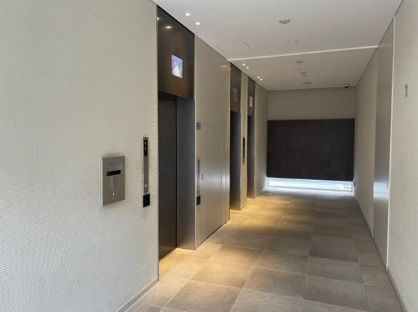 【その他共用部分】 | 【エレベーターホール】ホワイトとブラウンを基調にした、落ち着いた内装です！