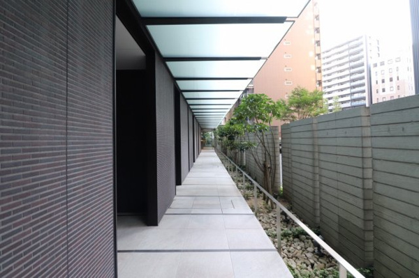 【その他共用部分】 | 【敷地内外通路】屋根があるので、雨の日でも濡れずに移動可能です！