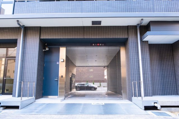 【駐車場】 | 【敷地内駐車場入口】きちんと整備されたきれいな駐車場です！十分な広さがあり、車の出し入れもスムーズ！