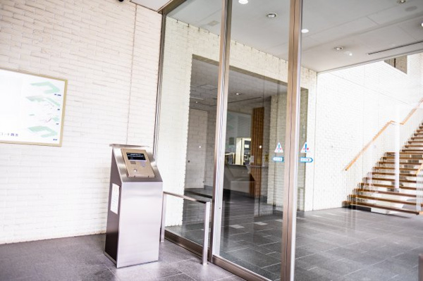 【エントランス】 | 【風除室】エントランスは、もちろんオートロックです！強固なセキュリティで安心！