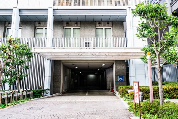 【駐車場】 | 【敷地内駐車場】きちんと整備されているきれいな駐車場です！十分な広さがあり、車の出し入れもスムーズ！