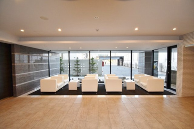 【エントランス】 | クレアホームズ札幌医大前プレステージ | 風合いのあるクロスの壁とやさしい間接照明がホテルのような雰囲気を演出するエントランス