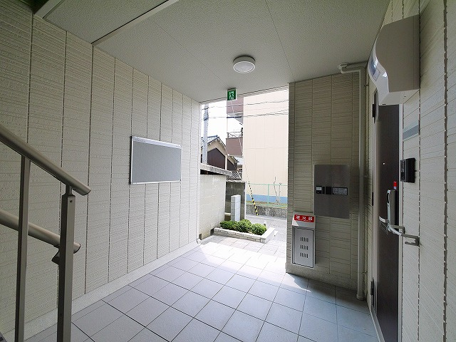 コーポ大安寺Ⅲのその他共用部分|各戸玄関前に宅配ボックス付き