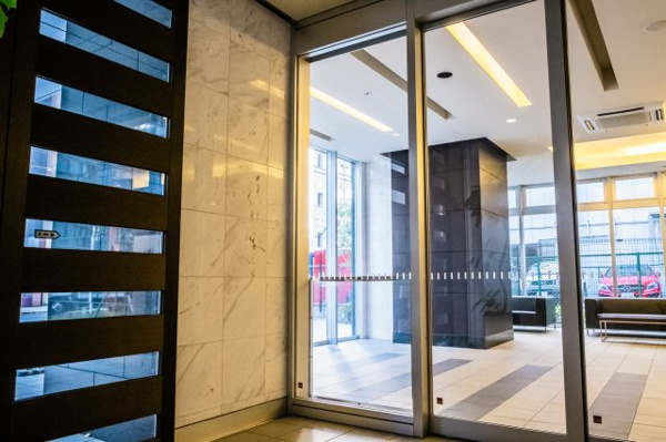 【エントランス】 | 【風除室】鍵をかざすだけで楽に開錠できる、非接触キーによるオートロックシステムを採用しています！