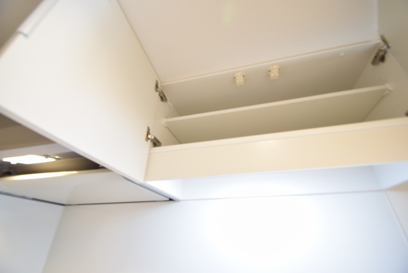 リブリ・コンフォート・ホウデンのキッチン|上部に棚あります