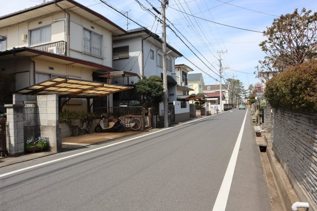 八千代市勝田台５丁目　売地　建築条件なし　古家あり　約４２坪の整形地　６ｍ公道面の前面道路含む現地写真