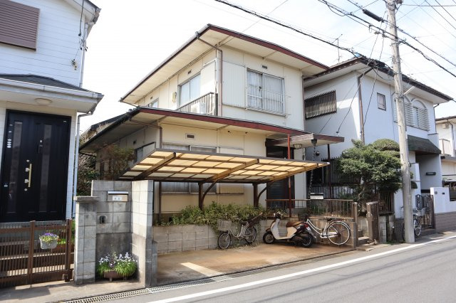 八千代市勝田台５丁目　売地　建築条件なし　古家あり　約４２坪の整形地　６ｍ公道面の外観