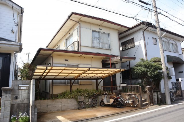 八千代市勝田台５丁目　売地　建築条件なし　古家あり　約４２坪の整形地　６ｍ公道面の外観