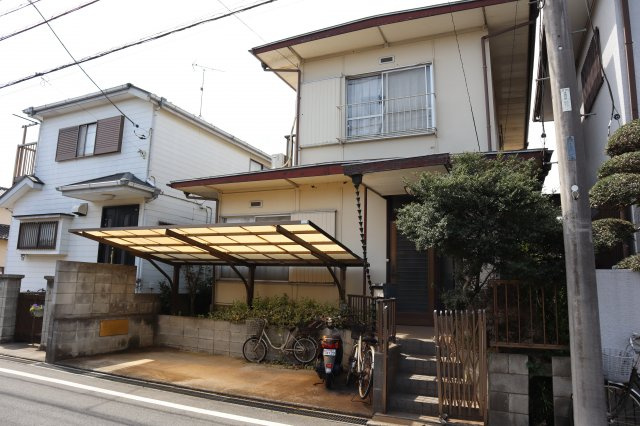 八千代市勝田台５丁目　売地　建築条件なし　古家あり　約４２坪の整形地　６ｍ公道面の外観
