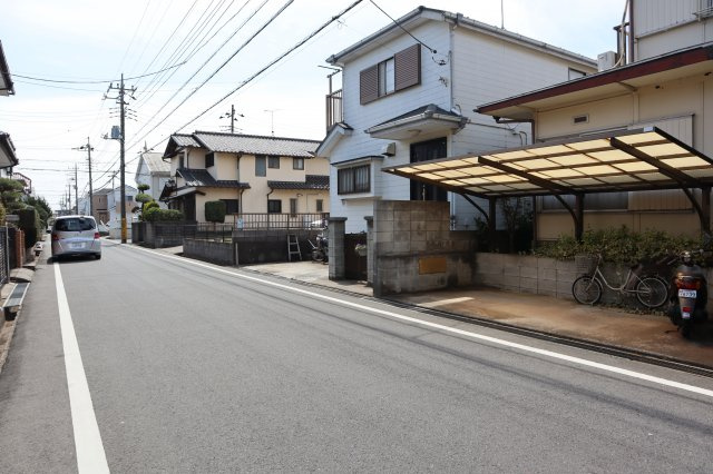 八千代市勝田台５丁目　売地　建築条件なし　古家あり　約４２坪の整形地　６ｍ公道面の前面道路含む現地写真