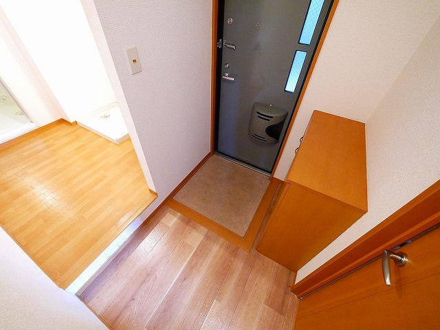 セジュールN IIの玄関|収納もある明るい玄関です