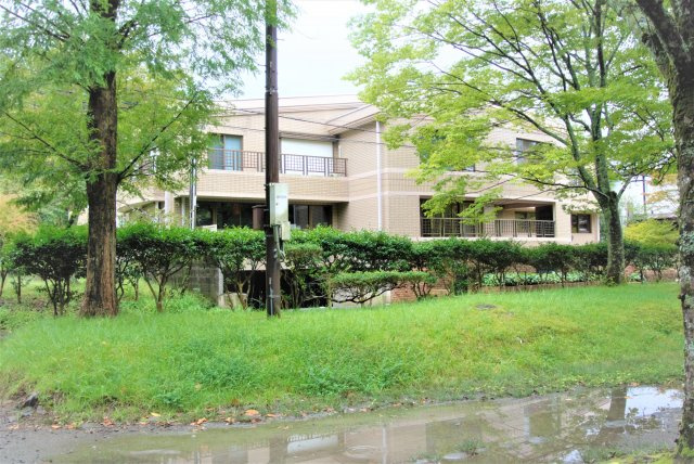 エスポワールヴェネフォランス湯布の森の外観|静かで森の中の建物です。