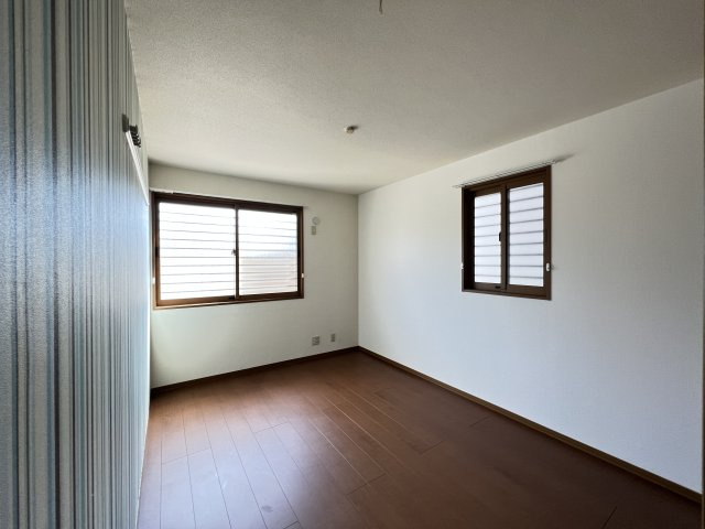 クレール荒子の洋室|北洋室6帖　2面採光