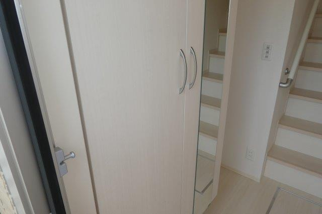 総社市門田のアパートの玄関|シューズボックス
