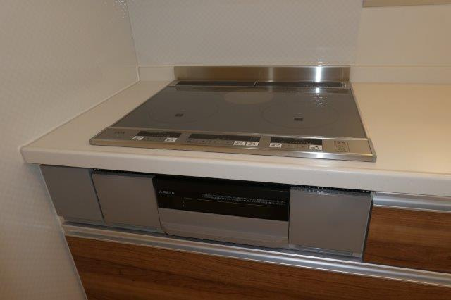 総社市門田のアパートのキッチン|3口IHコンロ