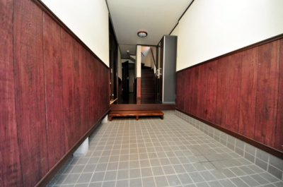 【玄関】 | 新丸太町貸家 | 玄関内へ自転車を持って入れます