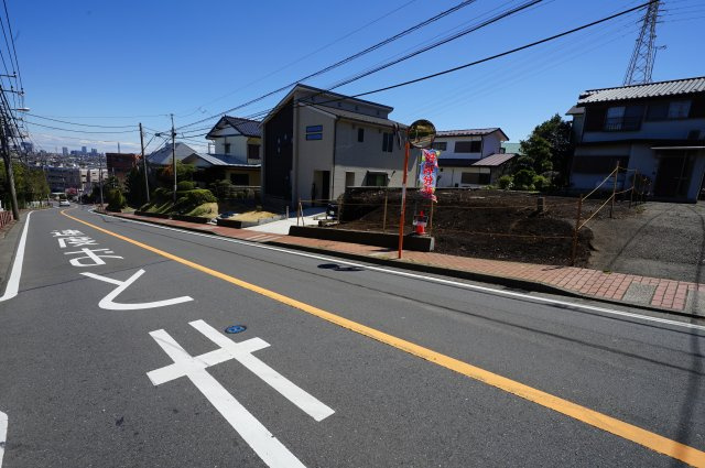保土ヶ谷区仏向西 新築戸建【成約】の前面道路含む現地写真