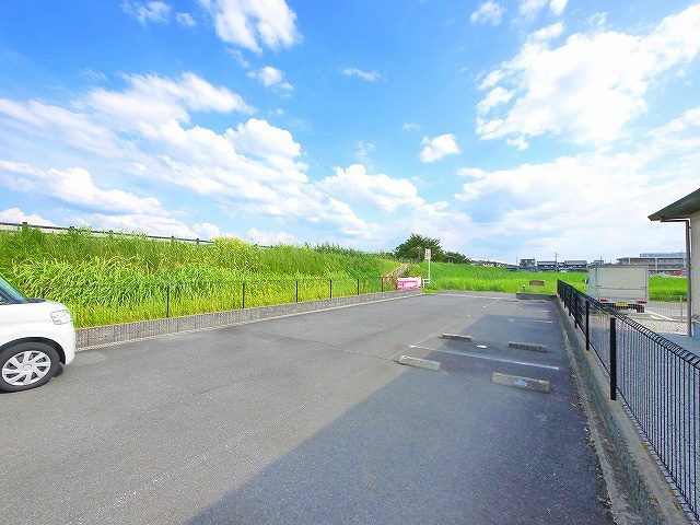 サンシャイン三宅の駐車場|カースペースがあります