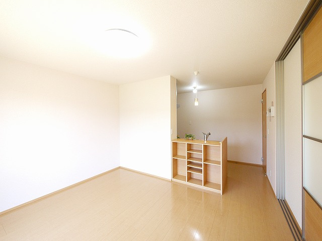 ブロッサムコートの居間・リビング|こちらの居間で趣味の時間をお楽しみください