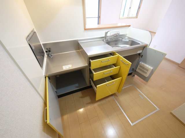 ヴィルヌーブ　Ｃ棟（新町）のキッチン|コンパクトなキッチンで掃除もラクラク