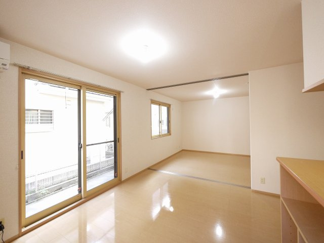 ヴィルヌーブ　Ｃ棟（新町）の洋室|ゆったり過ごせる居間です