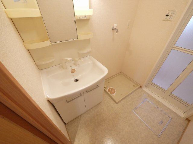 ヴィルヌーブ　Ｃ棟（新町）の洗面所|スペースが確保できる洗面所です