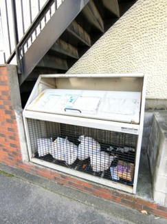 【エントランス】 | 敷地内ごみ置き場でごみ出しもらくらく～♪忙しい社会人さんや学生さんにもうってつけ！