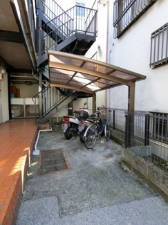 【その他共用部分】 | 屋根付きの駐輪場で雨が降っても大切な自転車が濡れなくてすみますね♪駅から自転車もおすすめです！
